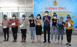 Tuy&ecirc;n truyền an to&agrave;n giao th&ocirc;ng cho c&ocirc;ng nh&acirc;n lao động   