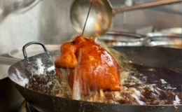 Đặc sản g&agrave; da gi&ograve;n của Hong Kong