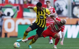 Dortmund chạm một tay v&agrave;o Bundesliga