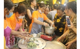 Hội thi l&agrave;m b&aacute;nh h&uacute; truyền thống tại lễ hội S&aacute;o Đền