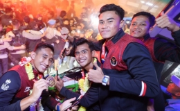 Indonesia diễu h&agrave;nh mừng HC v&agrave;ng SEA Games 32