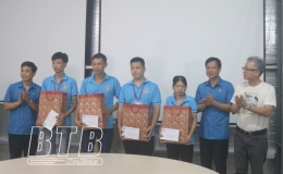 Li&ecirc;n đo&agrave;n Lao động tỉnh: Thăm, tặng qu&agrave; c&ocirc;ng nh&acirc;n lao động bị tai nạn lao động