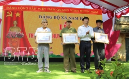 Nam Hải: Trao Huy hiệu Đảng cho đảng vi&ecirc;n đợt 19/5