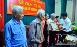 Phường Ho&agrave;ng Diệu trao Huy hiệu Đảng cho 17 đảng vi&ecirc;n