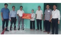 Quỳnh Phụ: Trao kinh ph&iacute; hỗ trợ x&acirc;y 4 nh&agrave; đại đo&agrave;n kết cho hộ ngh&egrave;o, hộ c&oacute; ho&agrave;n cảnh kh&oacute; khăn