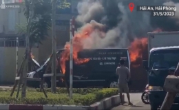 Xe kh&aacute;ch bốc ch&aacute;y