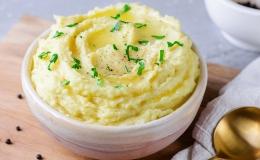 C&aacute;ch l&agrave;m khoai t&acirc;y nghiền thơm ngon b&eacute;o ngậy