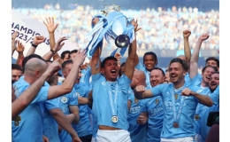 Man City n&acirc;ng c&uacute;p Ngoại Hạng Anh, lập kỷ lục v&ocirc; tiền kho&aacute;ng hậu