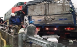 Cao tốc Nội B&agrave;i - L&agrave;o Cai &ugrave;n tắc gần 5km do hai &ocirc; t&ocirc; va chạm