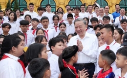 Chủ tịch nước gặp mặt, biểu dương con liệt sĩ c&ocirc;ng an, con nu&ocirc;i c&ocirc;ng an x&atilde;, thiếu nhi ti&ecirc;u biểu