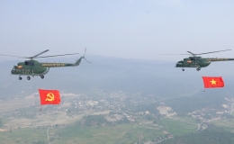 Cờ Tổ quốc được trực thăng k&eacute;o thế n&agrave;o tr&ecirc;n bầu trời Điện Bi&ecirc;n