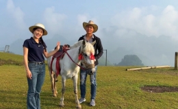 Cưỡi ngựa đua đ&oacute;n b&igrave;nh minh tr&ecirc;n đỉnh Ngải Thầu