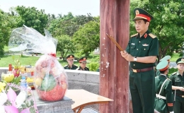 Đại tướng Phan Văn Giang tri &acirc;n c&aacute;c Anh h&ugrave;ng liệt sĩ tại tỉnh Quảng Trị