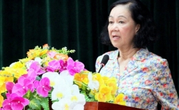 Đồng ch&iacute; Trương Thị Mai tiếp x&uacute;c cử tri tại H&ograve;a B&igrave;nh