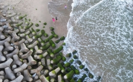 K&egrave; chắn s&oacute;ng cuối s&ocirc;ng Tr&agrave; Kh&uacute;c (Quảng ng&atilde;i) đ&ocirc;ng kh&aacute;ch tham quan