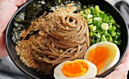 M&igrave; trộn kiểu H&agrave;n ngon miệng l&agrave;m nhanh cho bữa cơm ng&agrave;y nắng