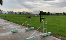 Ph&oacute; gi&aacute;o sư Việt l&agrave;m m&aacute;y tự động gieo hạt, b&oacute;n ph&acirc;n cho l&uacute;a