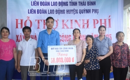 Quỳnh Phụ: Trao kinh ph&iacute; hỗ trợ x&acirc;y nh&agrave; m&aacute;i ấm c&ocirc;ng đo&agrave;n