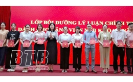 94 đảng vi&ecirc;n được cấp giấy chứng nhận ho&agrave;n th&agrave;nh lớp bồi dưỡng l&yacute; luận ch&iacute;nh trị