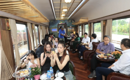 Đường sắt ch&iacute;nh thức chạy đo&agrave;n t&agrave;u Hoa Phượng đỏ, c&oacute; toa xe hạng sang