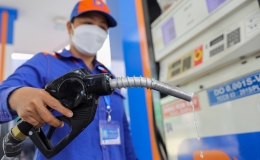 Gi&aacute; xăng, dầu c&ugrave;ng giảm