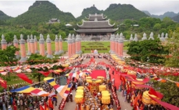 H&agrave;ng ngh&igrave;n Phật tử tham gia Lễ cung rước, t&ocirc;n tr&iacute; x&aacute; lợi Đức Phật Th&iacute;ch Ca M&acirc;u Ni tại ch&ugrave;a Tam Ch&uacute;c