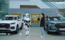 H&atilde;ng &ocirc;t&ocirc; d&ugrave;ng robot l&agrave;m nh&acirc;n vi&ecirc;n b&aacute;n xe