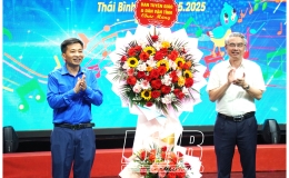 Li&ecirc;n hoan Tiếng h&aacute;t khăn qu&agrave;ng đỏ