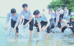 Thả tr&ecirc;n 70.000 con c&aacute; giống nước ngọt tr&ecirc;n s&ocirc;ng Hồng