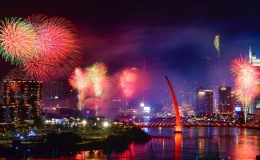 Th&agrave;nh phố Hồ Ch&iacute; Minh: Người d&acirc;n vỡ &ograve;a cảm x&uacute;c với m&agrave;n ph&aacute;o hoa đ&ecirc;m 30/4 lịch sử