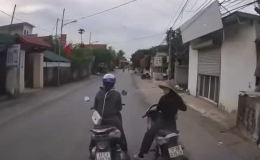 T&igrave;nh huống giao th&ocirc;ng: Hai phụ nữ dừng xe m&aacute;y giữa đường kh&ocirc;ng cho &ocirc;t&ocirc; đi