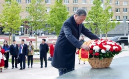 Tổng B&iacute; thư T&ocirc; L&acirc;m d&acirc;ng hoa tưởng nhớ Chủ tịch Hồ Ch&iacute; Minh v&agrave; Tổng B&iacute; thư L&ecirc; Duẩn tại Moskva