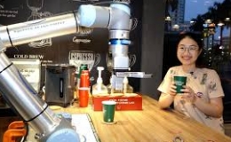 Trải nghiệm 4 robot phục vụ ở qu&aacute;n c&agrave; ph&ecirc;