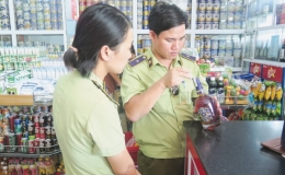 Đẩy l&ugrave;i h&agrave;ng giả, h&agrave;ng nh&aacute;i tr&ecirc;n đất ven biển