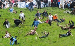 Lễ hội kỳ lạ: Chạy r&aacute;ch quần, gẫy ch&acirc;n để đuổi theo... miếng pho m&aacute;t