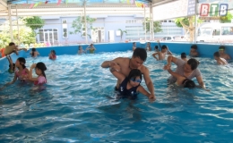 Nhiều học sinh th&agrave;nh phố đ&atilde; biết bơi
