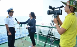 Những nữ nh&agrave; b&aacute;o ở Trường Sa