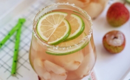 Tr&agrave; vải hoa hồng xua tan nắng n&oacute;ng