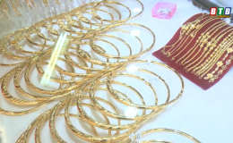 Gi&aacute; v&agrave;ng cao nhất 6 năm qua, người d&acirc;n k&eacute;o nhau đi b&aacute;n