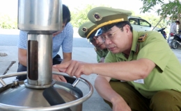  Cảnh gi&aacute;c với thủ đoạn kinh doanh xăng, dầu giả