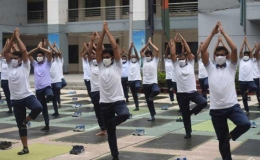 Cảnh s&aacute;t Bangladesh tập yoga để chống dịch Covid-19