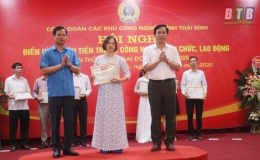 C&ocirc;ng đo&agrave;n c&aacute;c khu c&ocirc;ng nghiệp tỉnh: Tuy&ecirc;n dương 10 tập thể, 165 c&aacute; nh&acirc;n điển h&igrave;nh ti&ecirc;n tiến trong c&aacute;c phong tr&agrave;o thi đua y&ecirc;u nước