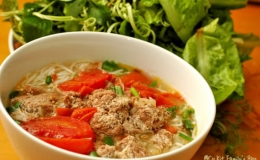 Kh&aacute;ch T&acirc;y gợi &yacute; bữa s&aacute;ng ngo&agrave;i phở khi tới Việt Nam