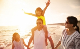 Những lưu &yacute; khi đi biển c&ugrave;ng trẻ