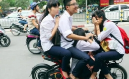 Quy định mới khiến học sinh "hết cửa" v&ocirc; tư chạy xe đạp điện, xe m&aacute;y