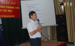 Tập huấn sản xuất l&uacute;a theo phương thức mạ khay cấy m&aacute;y