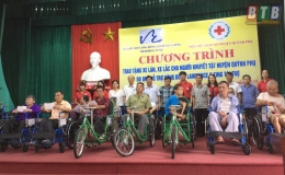Trao xe lăn cho người khuyết tật tại Quỳnh Phụ