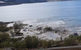 Vạt đất khổng lồ t&aacute;ch khỏi đất liền bị cuốn theo d&ograve;ng nước ở Na Uy