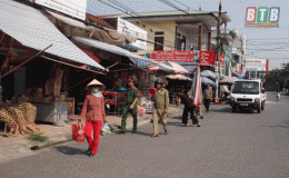 Xử l&yacute;, nhắc nhở 702 trường hợp sử dụng tr&aacute;i ph&eacute;p l&ograve;ng, lề đường, vỉa h&egrave;, h&agrave;nh lang an to&agrave;n giao th&ocirc;ng đường bộ