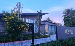 Biệt thự vườn dựng bằng sắt, trong nh&agrave; vẫn m&aacute;t mẻ nhờ c&acirc;y xanh bao phủ